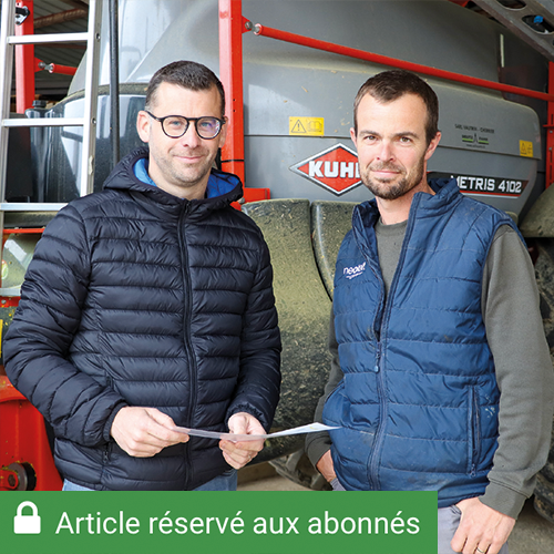 Guillaume Canard (à g.), chef de projet agriculture de précision à la CAL, a accompagné Felix Thomas et ses associés dans l’analyse de l’hétérogénéité intraparcellaire des sols. © Photo DR