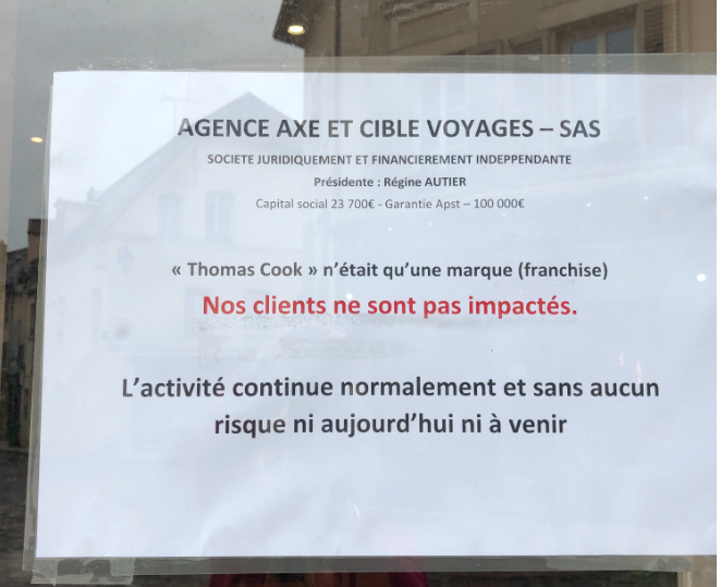 Sur la vitrine de l'agence Axe et Cible Voyages, à Montfort L'Amaury (78).