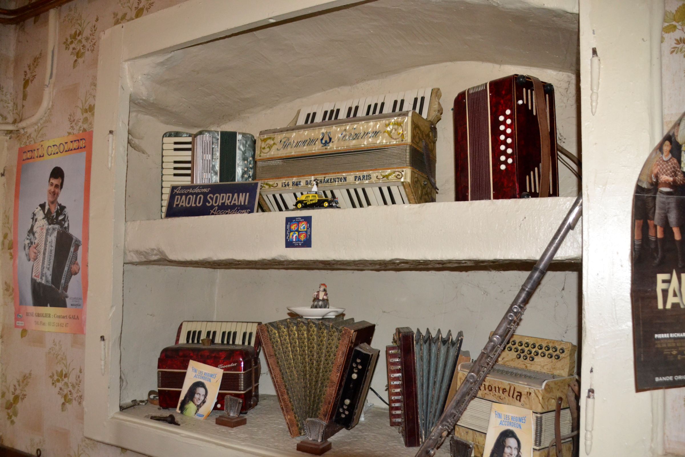 Sur l'étagère du haut, un prototype d'accordéon doté de deux claviers pianos, main droite et main gauche... Crédit photo : A.Coronel