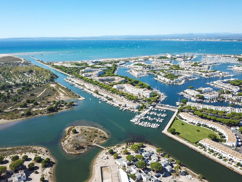 C’est nouveau  le village du Port au GrauduRoi  Bus & Car