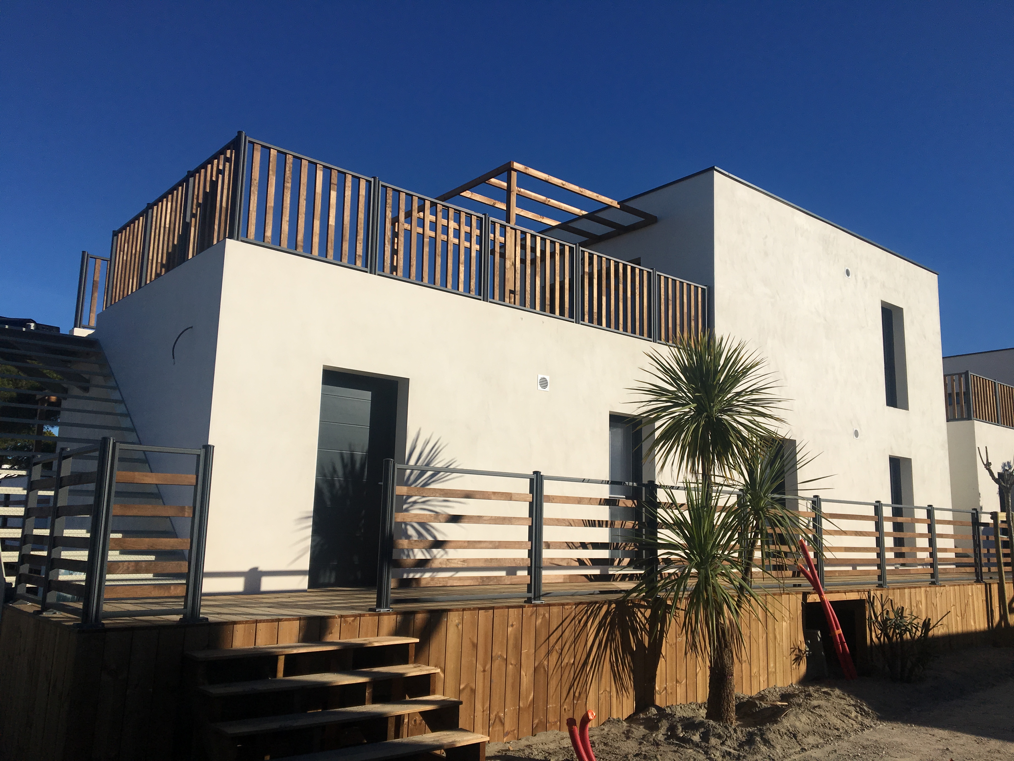 C’est nouveau  le village du Port au GrauduRoi  Bus & Car