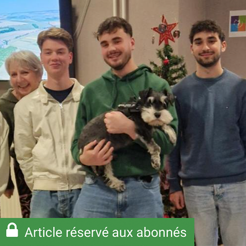 Les premières années du BTSA TC “Biens et services pour l’agriculture”, accompagnés de Véronique Sol, coréférente du BTSA, et de Jocko, «notre source de bien-être au travail». © Photo DR